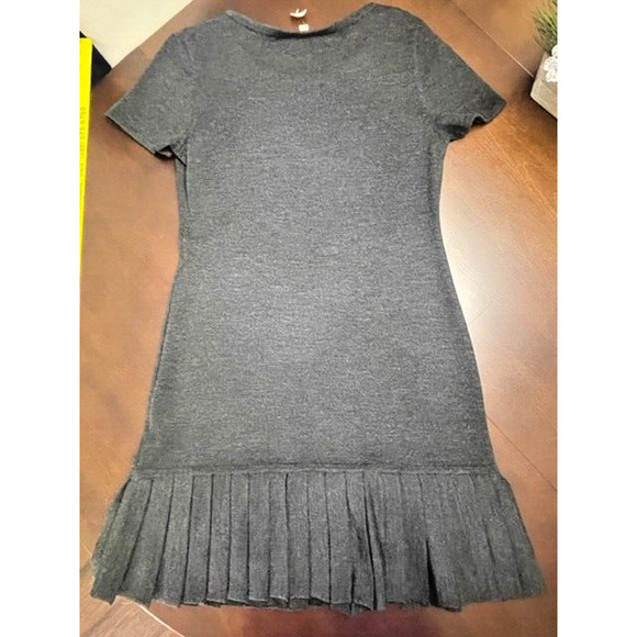 St. John Sport Pleated Hem Dress Grey Wool-Blend SZ Medium M Short Sleeve Shift - Picture 2 of 8